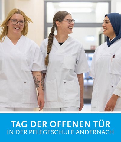 Drei Pflegeschülerinnen - Werbebild für den Tag der offenen Tür in der Pflegeschule Andernach