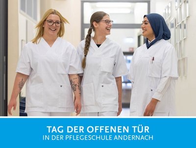 Drei Pflegeschülerinnen gehen gemeinsam über einen Gang.