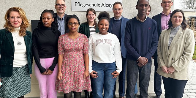 Gruppenfoto Staatssekretärin Heike Raab mit Schülern
