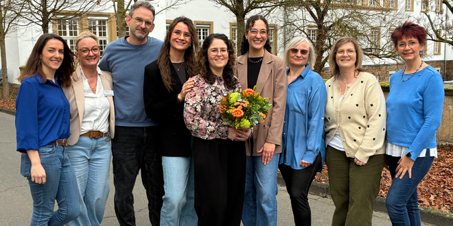 Despoina Braun bekommt im Kreis des Teams der Pflegeschule einen Blumenstrauß